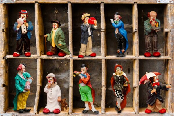 characters-2687041_1920-600×400